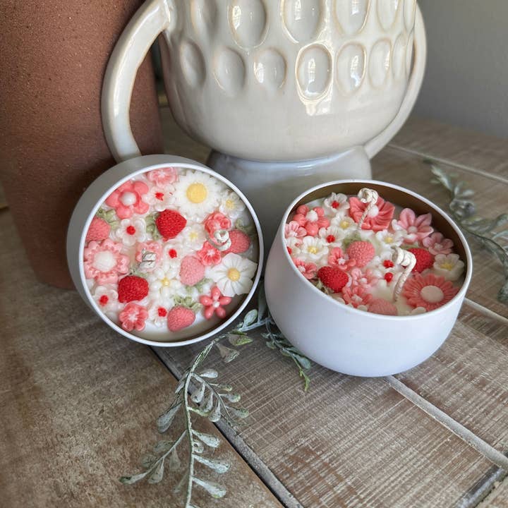 Daisies & Strawberries Tin Candle