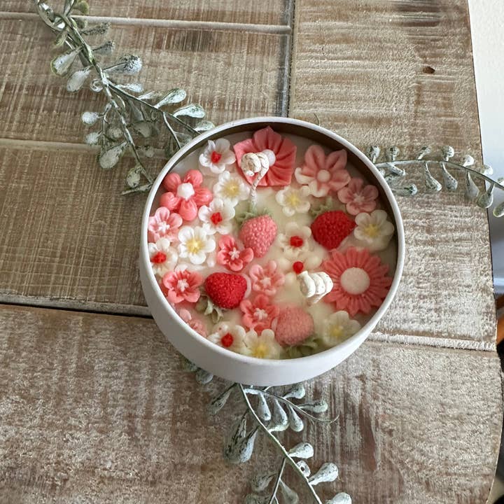 Daisies & Strawberries Tin Candle